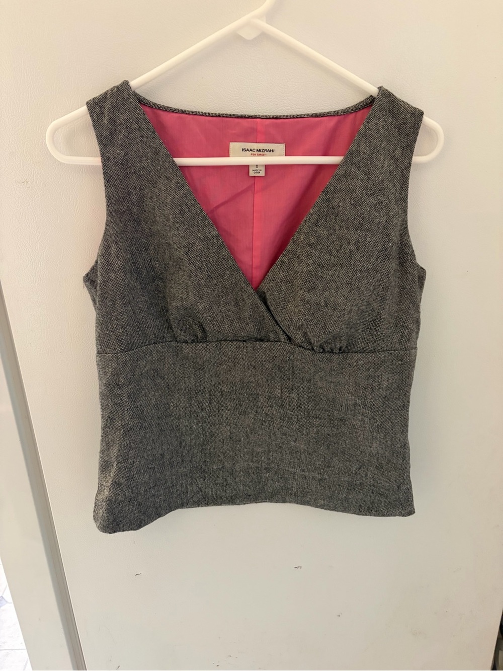 Y2K Isaac  Mizrahi Gray V-Neck Sleeveless Top with Pink Lining